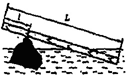 На камень, выступающий над водой, верхним концом опирается доска